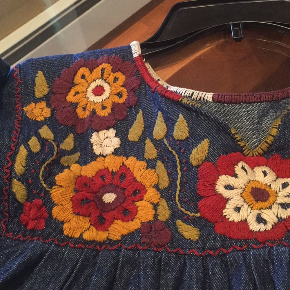 🌺 Beautiful embroidered denim baby doll top - Picture 2 of 8